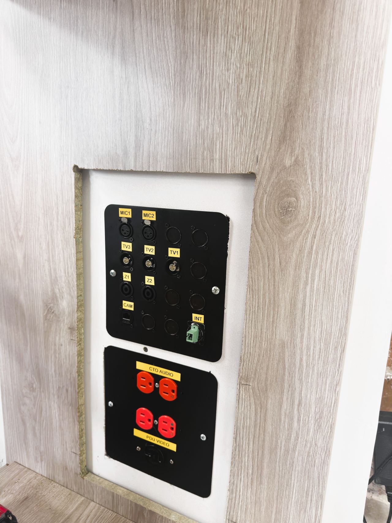 CAJA DE PARED MULTIHUB A/V-TIPO D-16 SERVICIOS