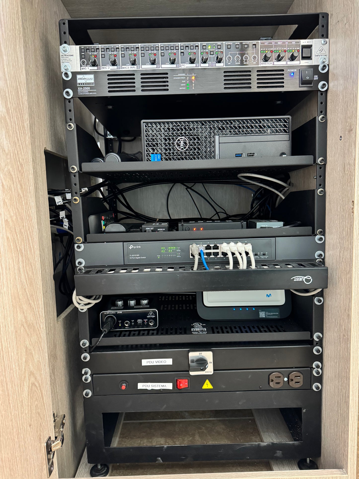 RACK DE 18U, PDU DE VIDEO 25 AMP, 4 BANDEJAS Y MULTITOMA 10 SALIDAS