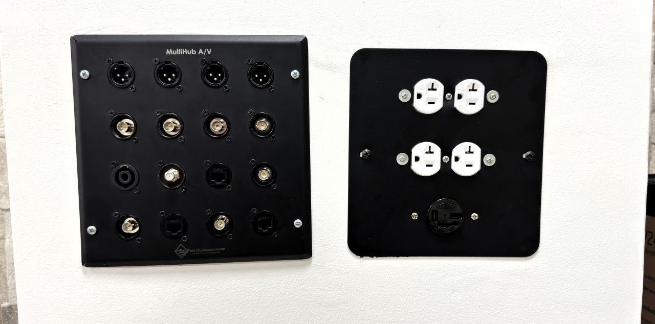 CAJA DE PARED MULTIHUB A/V-TIPO D-16 SERVICIOS