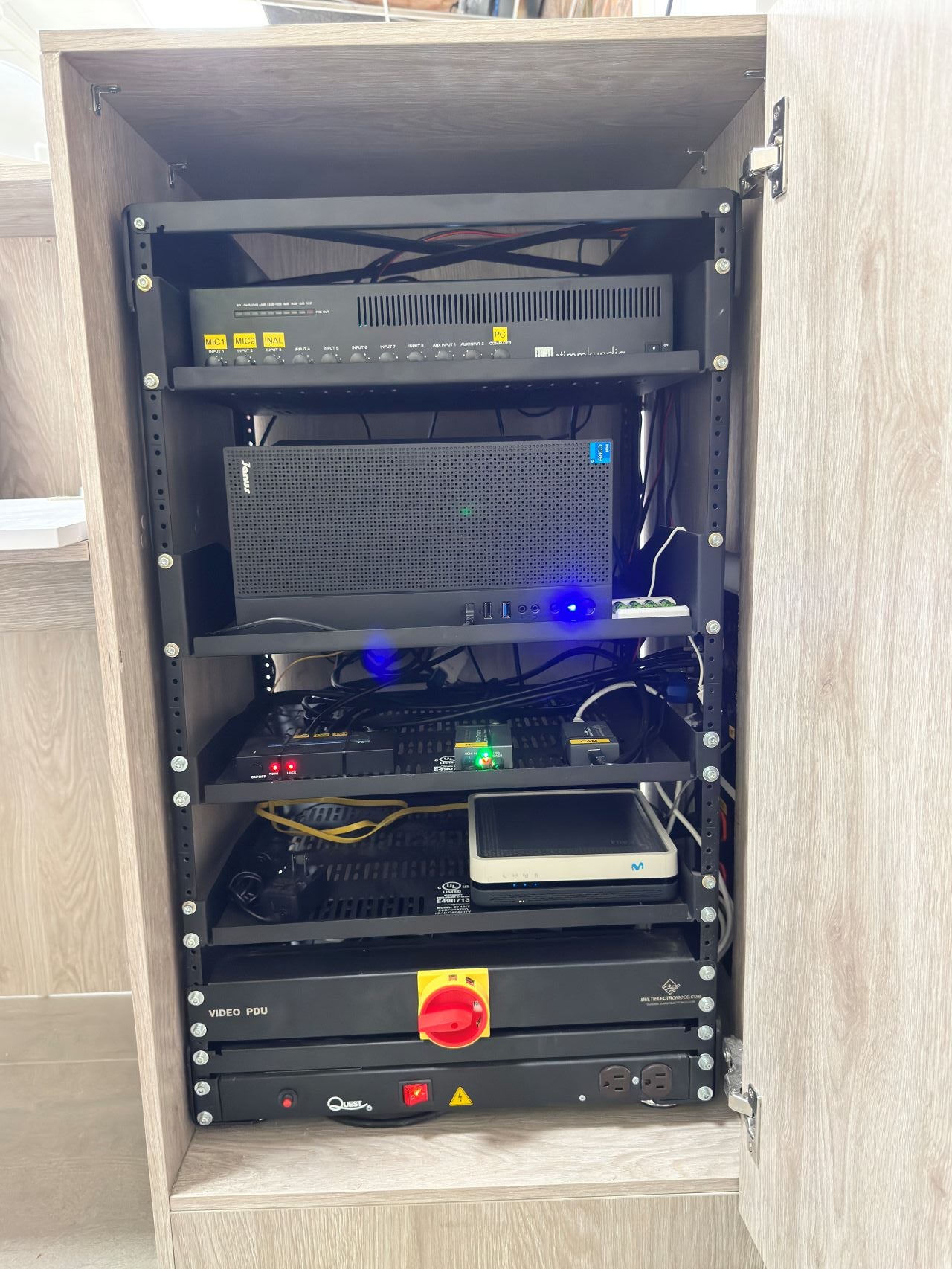 RACK DE 18U, PDU DE VIDEO 25 AMP, 4 BANDEJAS Y MULTITOMA 10 SALIDAS