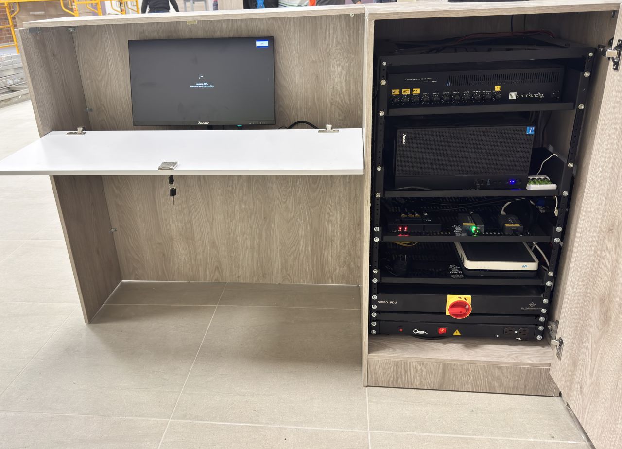 RACK DE 18U, PDU DE VIDEO 25 AMP, 4 BANDEJAS Y MULTITOMA 10 SALIDAS