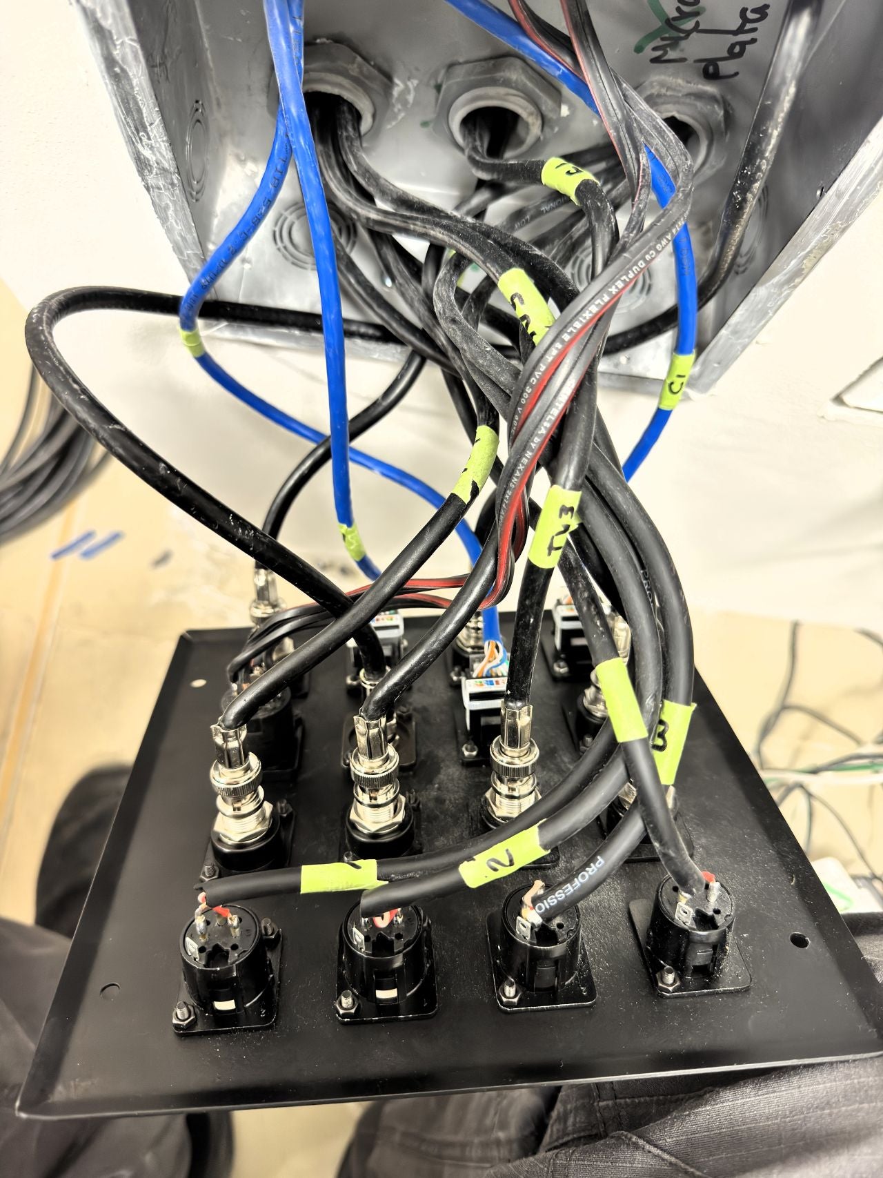 CAJA DE PARED MULTIHUB A/V-TIPO D-16 SERVICIOS