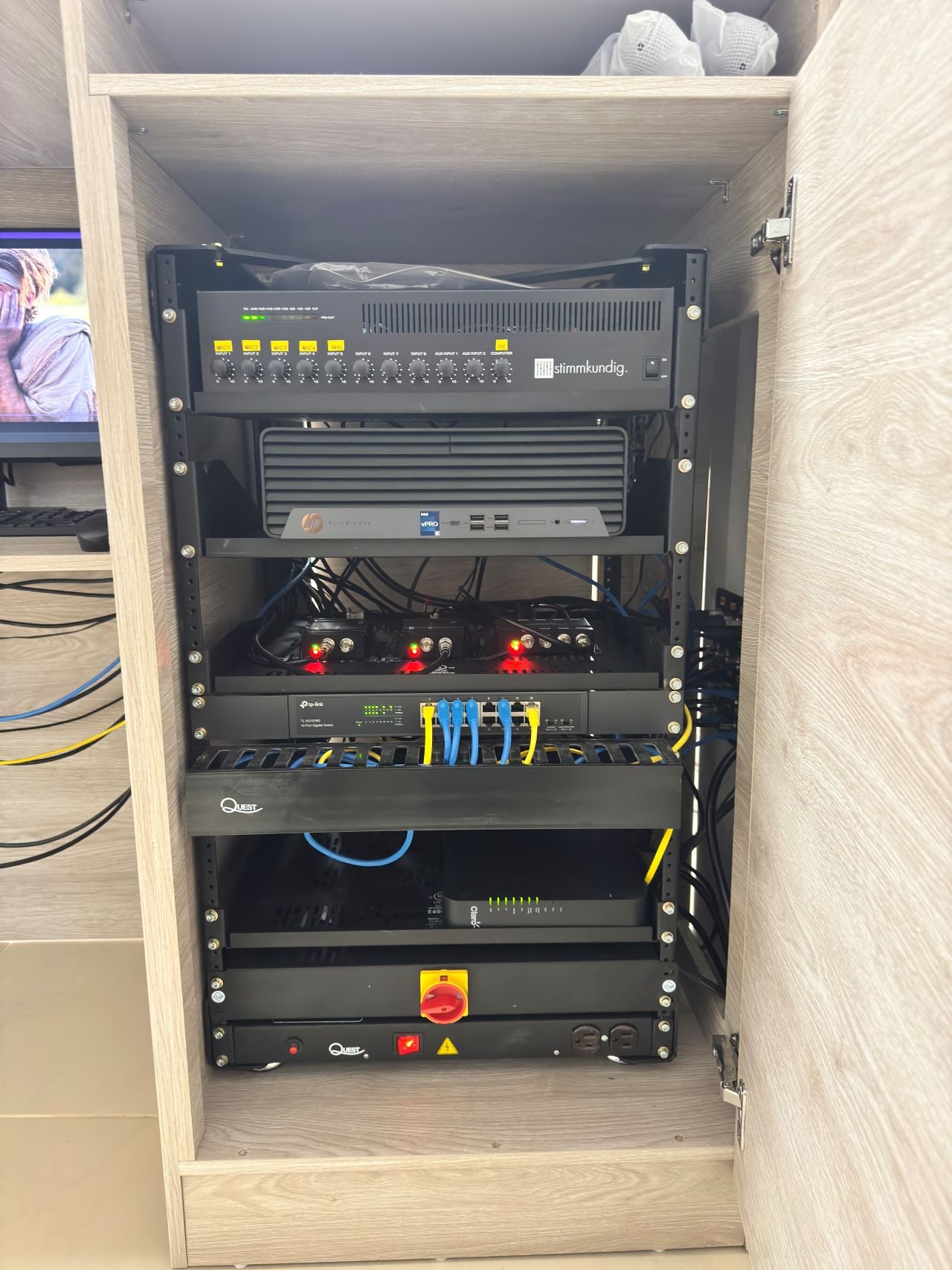 RACK DE 18U, PDU DE VIDEO 25 AMP, 4 BANDEJAS Y MULTITOMA 10 SALIDAS
