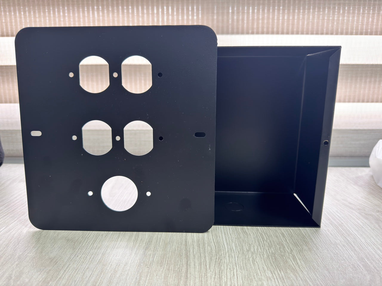 CAJA DE PARED ELÉCTRICA-3 SERVICIOS