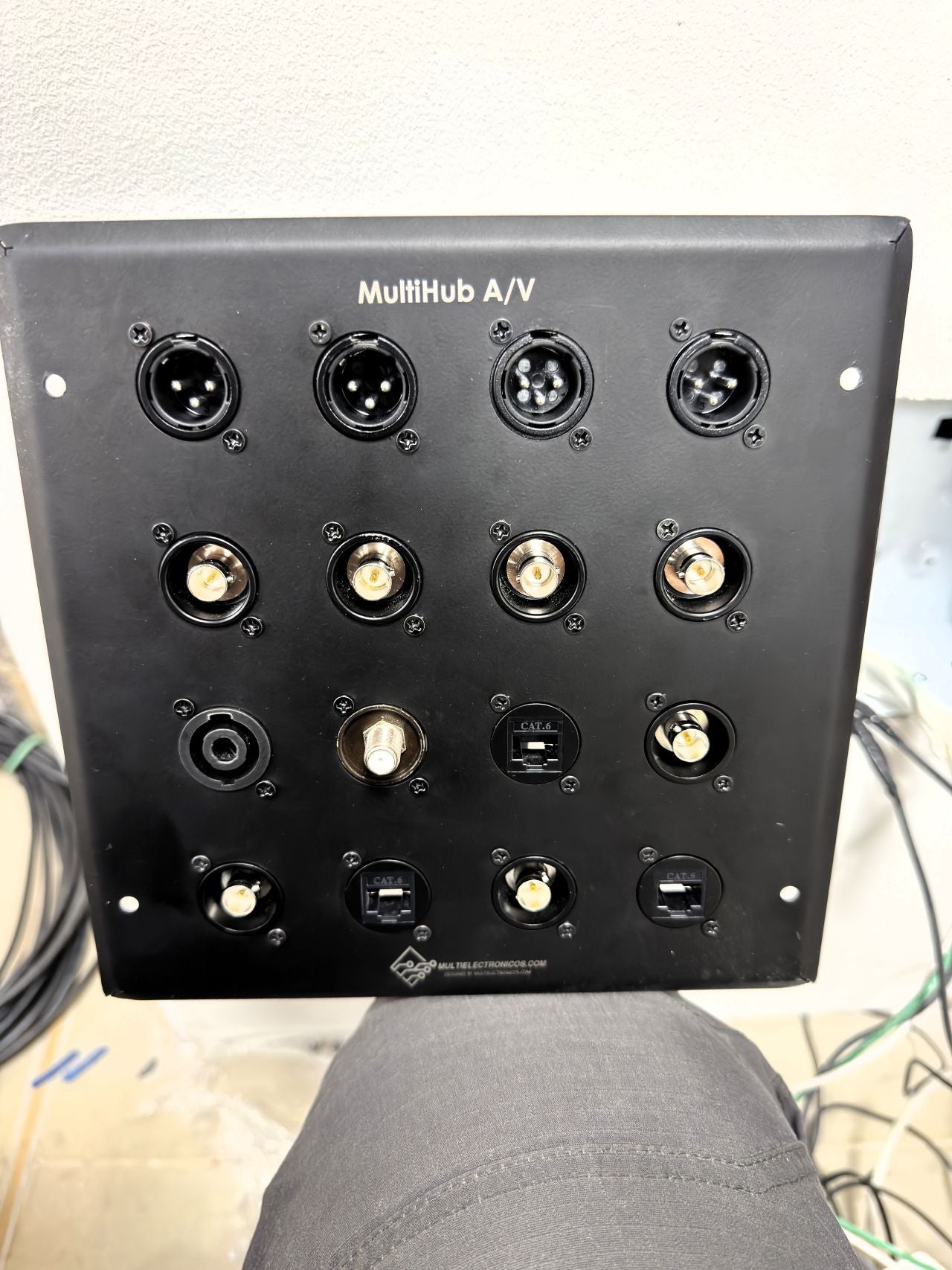 CAJA DE PARED MULTIHUB A/V-TIPO D-16 SERVICIOS
